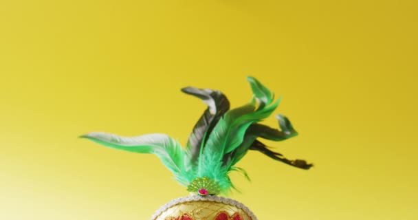 Sarı Arka Planda Yeşil Tüylü Taklit Alanı Olan Karnaval Maskesi — Stok video