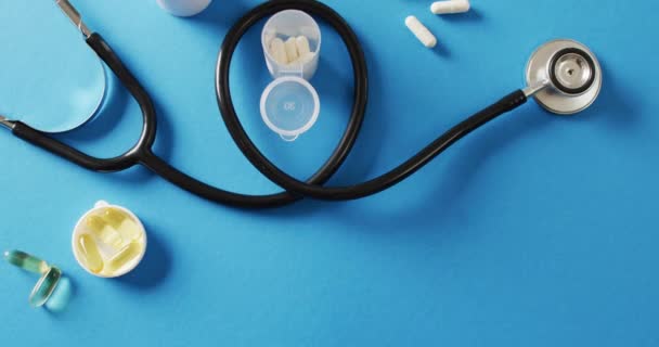 Video Stetoskop Pilulky Kapsle Modrém Pozadí Kopírovacím Prostorem Medicína Lékařské — Stock video