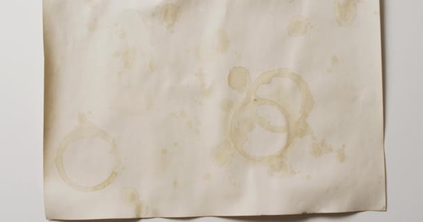 Wideo Bliska Kawałka Papieru Okrągłym Szklanym Śladem Kawy Białym Tle — Wideo stockowe