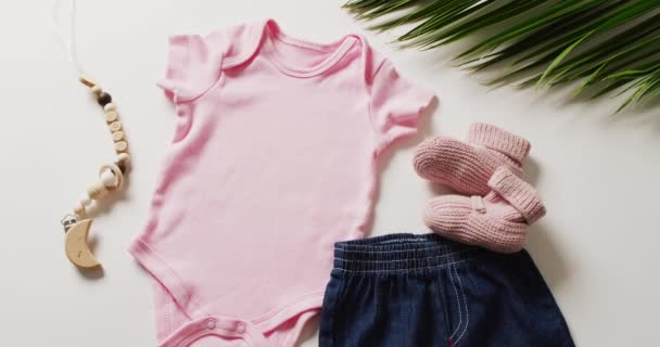 ピンクの赤ちゃんのクローズアップのビデオは 白い背景に成長し 靴下とスカート 赤ちゃん ファブリック テクスチャと材料の概念 — ストック動画