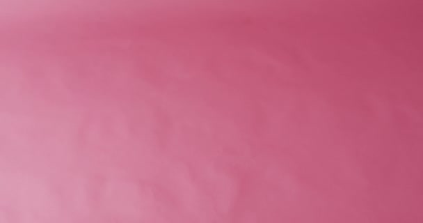 コピースペースとピンクの背景に光沢のある金の愛のテキストバルーンのオーバーヘッドビデオ バレンタインデー ロマンス 愛とお祝いのコンセプト — ストック動画
