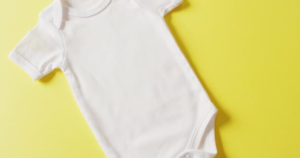 白い赤ん坊のクローズアップのビデオは黄色の背景で成長します 赤ちゃん ファブリック テクスチャと材料の概念 — ストック動画