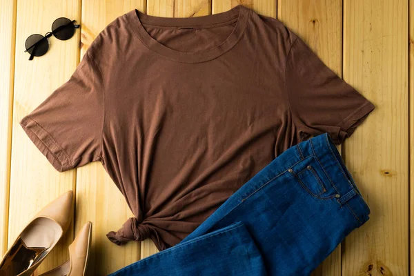 Close Tshirt Jeans Óculos Sapatos Fundo Madeira Conceito Vestuário Moda — Fotografia de Stock