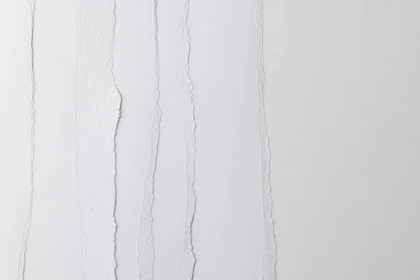 Zerrissene Stücke Weißen Papiers Mit Kopierraum Auf Weißem Hintergrund Abstraktes — Stockfoto