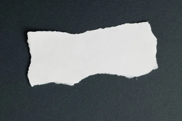 Порванный Кусок Белой Бумаги Копировальным Местом Черном Фоне Абстрактный Бумажный — стоковое фото