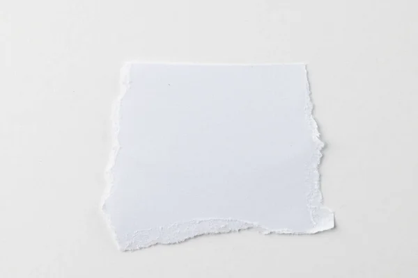 Beyaz Arkaplanda Kopyalama Alanı Olan Yırtılmış Beyaz Kağıt Parçası Soyut — Stok fotoğraf