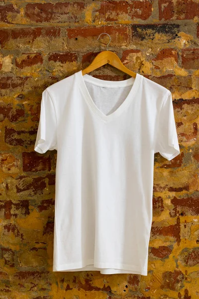 Askıda Asılı Tişört Tuğla Arka Planda Kopya Alanı Giyim Moda — Stok fotoğraf