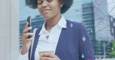 Akıllı telefon kullanan Afro-Amerikan kadın üzerinden ağ ve iş verilerinin animasyonu. Dijital olarak oluşturulmuş küresel sosyal medya, iş, bağlantılar ve veri işleme kavramı.