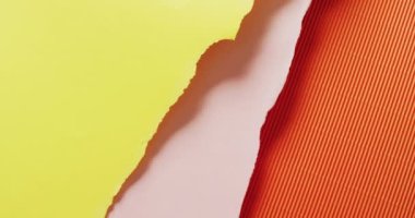 Sarı, pembe ve turuncu çizgili kağıt parçalarının yakın plan görüntüleri. Kağıt, yazı, doku ve malzeme kavramı.