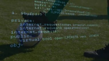 Futbolcular üzerinde veri işleme animasyonu. Küresel spor, rekabet, hesaplama, bağlantılar ve veri işleme kavramı dijital olarak oluşturulmuş video.