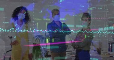 Ofisteki maskeli iş adamlarının finansal veri işleme animasyonları. Küresel covid 19 salgın, iş, hesaplama, bağlantılar ve veri işleme kavramı dijital olarak oluşturulmuş video.