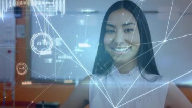 Çift ırklı kız öğrenci üzerinden veri işleme ağı oluşturulması. Küresel eğitim, bağlantılar ve dijital arayüz kavramı dijital olarak oluşturulmuş video.