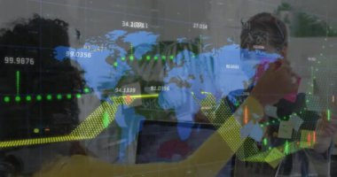 Ofisteki maskeli iş adamlarının finansal veri işleme animasyonları. Küresel covid 19 salgın, iş, hesaplama, bağlantılar ve veri işleme kavramı dijital olarak oluşturulmuş video.