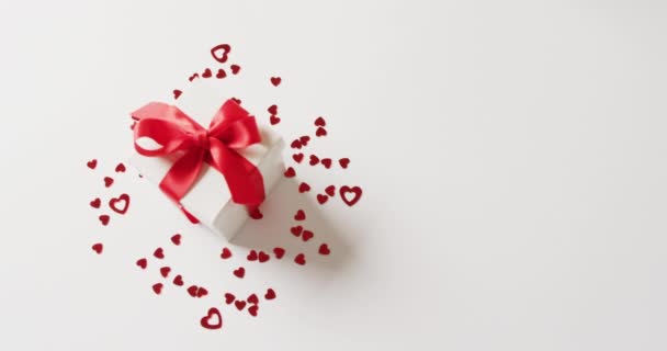 视频白色礼品盒与红丝带和红心糖果 白色背景与复制空间 情人节 爱情和庆祝的理念 — 图库视频影像