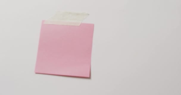 Video Close Pink Memo Note Copy Space Taped White Background — Stock Video
