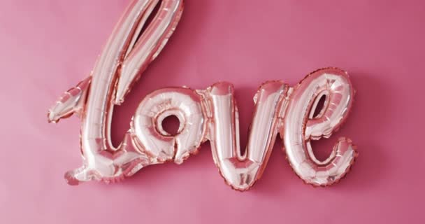 头顶视频闪烁着淡粉色的情色文字气球 背景粉色 有复制空间 情人节 爱情和庆祝的理念 — 图库视频影像
