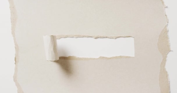 白を基調としたベージュ色の紙の裂けた部分のクローズアップのビデオ 素材のコンセプト — ストック動画