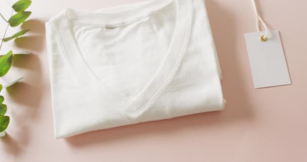 Pembe Arka Planda Beyaz Katlanmış Tişört Videosu Giyim Moda Perakende — Stok video