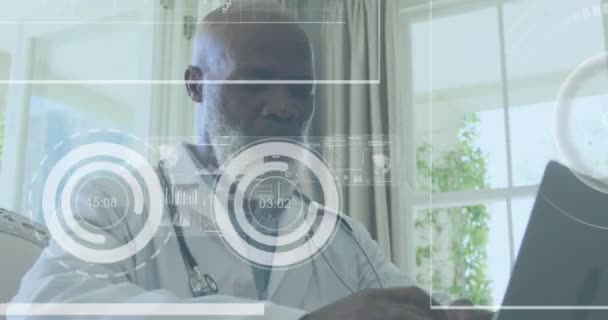 Κινούμενα Σχέδια Επεξεργασίας Δεδομένων Πάνω Από Αφροαμερικανός Γιατρός Που Χρησιμοποιεί — Αρχείο Βίντεο