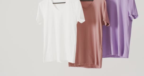 Vidéo Gros Plan Shirts Blancs Beiges Violets Suspendus Sur Fond — Video
