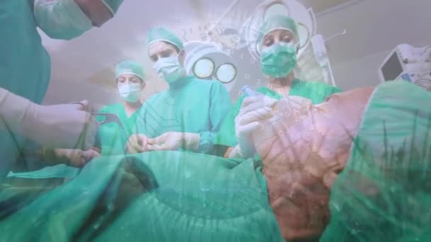 Animacja Kuli Ziemskiej Nad Trawą Przeciwko Zespołowi Chirurgów Wykonujących Operacje — Wideo stockowe