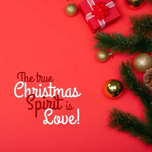 Σύνθεση Των Χριστουγεννιάτικων Χαιρετισμών Κείμενο Πάνω Χριστουγεννιάτικη Διακόσμηση Κόκκινο Φόντο — Φωτογραφία Αρχείου