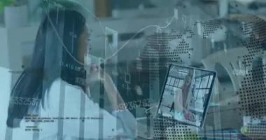 Dizüstü bilgisayar kullanan melez bir iş kadınının veri işleme ve küresinin animasyonu. Küresel iş, bilgisayar ve dijital arayüz kavramı dijital olarak oluşturulmuş video.