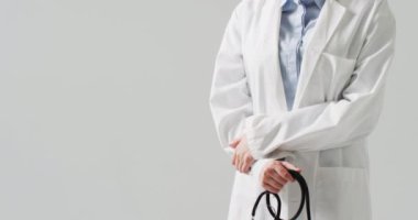 Kafkasyalı kadın doktorun steteskopla fotokopi çekerken görüntüsü. Tıp, sağlık hizmetleri, sağlık hizmetleri ve sağlık farkındalığı kavramı.