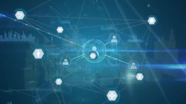 Mavi arkaplan üzerinde dönen 3d şehir modeli üzerindeki profil simgelerinin ağ animasyonu. Küresel ağ ve iş teknolojisi kavramı
