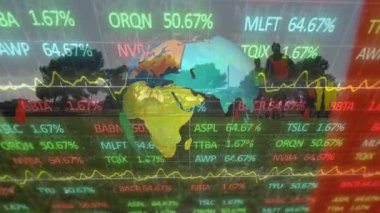 Futbol oyuncuları ve dünya çapında veri işleme animasyonu. Küresel spor ve dijital arayüz kavramı dijital olarak oluşturulmuş video.