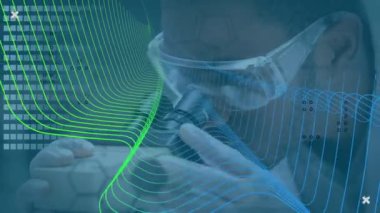 Mikroskop kullanılarak çeşitli laboratuar çalışanları üzerinde veri işleme ve kimyasal yapıların animasyonu. Küresel bilim ve veri işleme kavramı dijital olarak oluşturulmuş video.