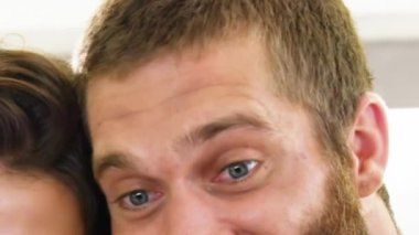 Kafkasyalı bir çiftin evde kalıp mesajlaşmasının animasyonu. Yaşam tarzı, aile ve ev konsepti dijital olarak oluşturulmuş video ile zaman geçirme.