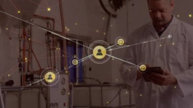 Tablet kullanan beyaz erkek doktor üzerindeki ikonlarla bağlantı ağının animasyonu. Küresel tıp, sağlık, ağlar, bağlantılar ve veri işleme kavramı dijital olarak oluşturulmuş video.