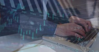 Bilgisayarı kullanan kadının dijital veri işleme animasyonu. Dijital arayüz ve teknoloji kavramının dijital olarak oluşturulduğu küresel iş veri işleme.