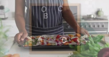 Afro-Amerikan kadının yemek tepsisiyle okula dönüş metninin animasyonu. Küresel eğitim, öğrenme ve veri işleme kavramı dijital olarak oluşturulmuş video.