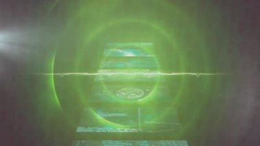 Ekranların üzerinde veri işleme ve dürbün animasyonu. Dijital olarak oluşturulmuş küresel bilgisayar ve veri işleme kavramı.