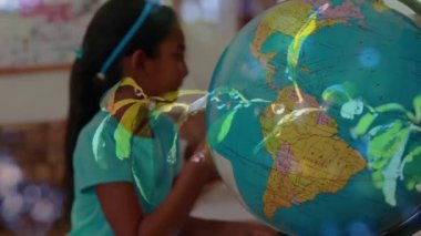 Afro-Amerikan liseli bir kızın dünyaya bakması üzerine yaprakların animasyonu. Küresel eğitim, öğrenme ve doğa kavramı dijital olarak oluşturulmuş video