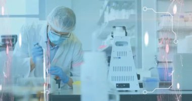 Laboratuvardaki beyaz erkek bilim adamı üzerinde veri işleme animasyonu. Küresel bilim ve dijital arayüz kavramı dijital olarak oluşturulmuş video.