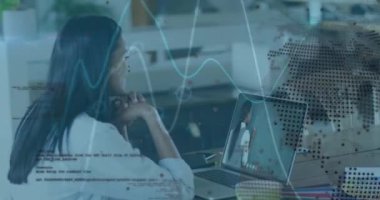 Dizüstü bilgisayar kullanan melez bir iş kadınının veri işleme ve küresinin animasyonu. Küresel iş, bilgisayar ve dijital arayüz kavramı dijital olarak oluşturulmuş video.