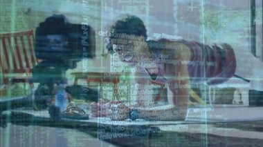 Çift ırklı insan egzersizi üzerine veri işleme animasyonu. Küresel spor ve dijital arayüz kavramı dijital olarak oluşturulmuş video.