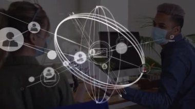 Ofisteki çeşitli iş adamlarıyla olan bağlantıların animasyonu. Küresel iş ve dijital arayüz kavramı dijital olarak oluşturulmuş video.
