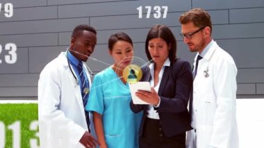 Tablet kullanan çeşitli doktorların bağlantı ağının ve istatistiklerin animasyonu. Dijital olarak oluşturulmuş küresel bağlantılar, ağlar ve veri işleme kavramı.