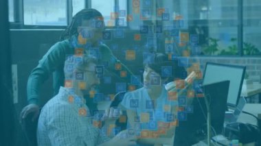 Ofiste birlikte tartışan çeşitli meslektaşlar üzerine dijital simge ağının animasyonu. Küresel ağ ve iş teknolojisi kavramı