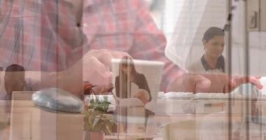 Afrikalı Amerikalı iş adamının yürüyenlere karşı bilgisayar kullanmasının animasyonu. Küresel iş, teknoloji ve dijital arayüz kavramı dijital olarak oluşturulmuş video.