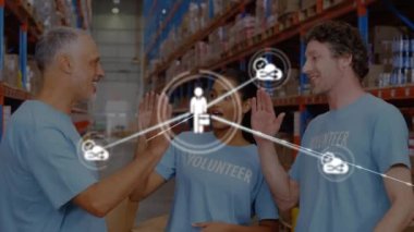 Çeşitli gönüllülerin depoda beşlik çakması üzerine ikonlarla bağlantı ağının animasyonu. Küresel gönderme, bağlantılar ve ağlar konsepti dijital olarak oluşturulmuş video.