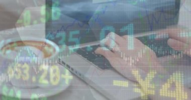 Dizüstü bilgisayar kullanan bir kadının finansal veri işleme animasyonu. Küresel hesaplama, iş, finans ve veri işleme kavramı dijital olarak oluşturulmuş video.