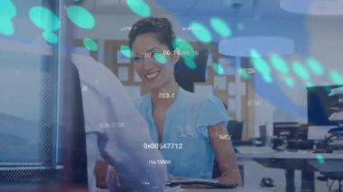 Ofisteki çeşitli iş adamları üzerinde veri işleme animasyonu. Küresel iş ve dijital arayüz kavramı dijital olarak oluşturulmuş video.