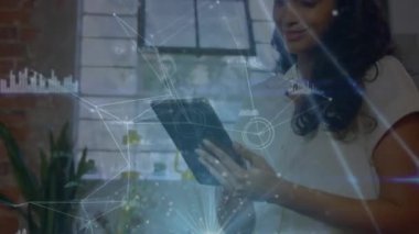 Tablet kullanan melez iş kadını üzerinden veri işleme ağı ile bağlantıların animasyonu. Küresel iş, bağlantılar ve dijital arayüz kavramı dijital olarak oluşturulmuş video.