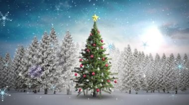 Yılbaşı ağacı ve kış manzarasının üzerine yağan karın animasyonu. Noel, gelenek ve kutlama konsepti dijital olarak oluşturuldu.