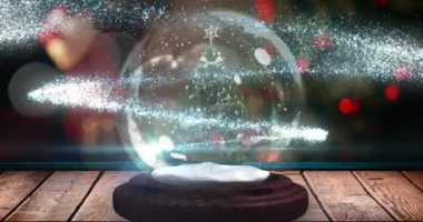 Yılbaşı ışıklarının üzerinde yılbaşı kartopu animasyonları. Noel, gelenek ve kutlama konsepti dijital üretilmiş video.